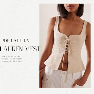 Pode incluir: Um colete bege com decote quadrado e atacadores na frente. O colete faz parte de um padrão de costura PDF chamado "Lauren Vest". O padrão inclui tamanhos 32-50 EU e está disponível nos formatos A4, A0 e US Letter.