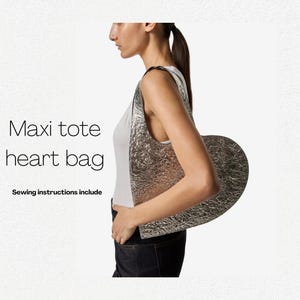 Peut inclure: Un sac cabas en forme de cœur argenté avec une texture froissée. Le sac est porté sur l'épaule d'une personne vêtue d'un débardeur blanc et d'un jean bleu. Le texte "Maxi tote heart bag" et "Sewing instructions include" est visible sous l'image.