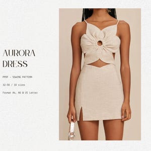 Op de afbeelding: Een beige linnen jurk met een uitgesneden bloemenontwerp en een split in de rok. De jurk heeft een ringdetail in het midden van de bloem. De jurk is verkrijgbaar in de maten 32-50. Het patroon is verkrijgbaar in de formaten A4, A0 en US Letter.