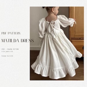Puede incluir: Patrón de costura PDF para un vestido Matilda blanco con lazada en la espalda. El vestido tiene mangas largas con hombros abullonados y un dobladillo con volantes. El patrón es para tallas de 2 a 14 años y viene en formatos A4 y A0.