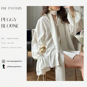 Op de afbeelding: Een wit Peggy blouse naaipatroon met de tekst "PDF PATTERN" en "PEGGY BLOUSE". Het patroon bevat maten 32-50 en is beschikbaar in A4, A0 en US Letter formaten. De blouse heeft lange mouwen en een stropdas.
