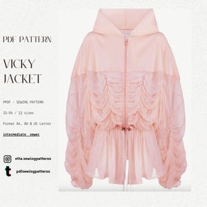 Könnte beinhalten: Hellrosa Vicky-Jacke mit Kapuze und Reißverschluss. Die Jacke hat geraffte Stoffdetails und einen Kordelzug in der Taille. Das Bild enthält auch den Text "PDF PATTERN", "VICKY JACKET" und Details zum Schnittmuster.