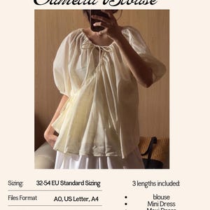 Könnte beinhalten: Eine cremefarbene Camelia Bluse mit Puffärmeln, gerafftem Ausschnitt und Bindeband vorne. Der Text enthält Sizing: 32-54 EU Standard Sizing, Files Format: A0, US Letter, A4, 3 lengths included: blouse, Mini Dress, Maxi Dress.