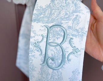 Hellblaue französische Toile bestickte Kranz-Schärpe mit klassischem festem Anfangsmonogramm || Benutzerdefinierte Haustür Home Decor Handgemachte Schärpe Bogen