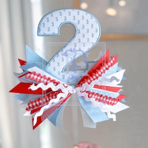 Topo de bolo de aniversário personalizado com número de família nas cores vermelho, branco e azul, com fita | Decoração de festa em tecido bordado