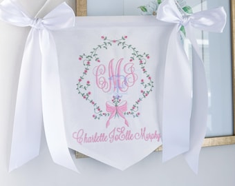Banner con monograma bordado para niña con nombre, flores y lazos para decoración de habitación infantil