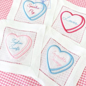 Aangepaste Fearless, Sparks Fly, Lover, Song geborduurde linnen cocktailservetten | Candy Heart Galentine-cadeau | Chique stijl | Decoratie barwagen