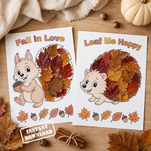 Può includere: Due fogli di attività manuali rettangolari con animali disegnati. Il foglio a sinistra mostra uno scoiattolo con una ghianda e il testo Fall in Love. Quello a destra mostra un riccio con il testo Leaf Me Happy. Entrambi includono foglie vere.