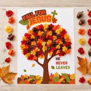 Peut inclure: Un projet créatif blanc avec un tronc d'arbre marron et une canopée faite de papier de soie froissé rouge, orange et jaune. Le texte indique FALL FOR JESUS et HE NEVER LEAVES. Le design inclut une croix verte et des feuilles d'automne.