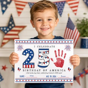 Può includere: Un cartello rettangolare bianco con grafiche patriottiche rosse, bianche e blu. Presenta il testo I CELEBRATE 250 BIRTHDAY OF AMERICA, un grande numero 250, un'impronta di mano rossa e linee per un nome e un'età.