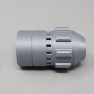 Puede incluir: Un objeto cil&iacute;ndrico gris con un dise&ntilde;o geom&eacute;trico estriado. El objeto tiene una serie de ranuras verticales y crestas horizontales. El objeto est&aacute; hecho de un material s&oacute;lido y opaco y est&aacute; sobre un fondo neutro.