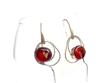 Lange rote Ohrringe, mit geschmolzenem Glas Edelstein und Silber Drap, leichte und elegante Ohrringe, einzigartiges Geschenk, handgefertigt, Silber Juwel, helle Ohrringe