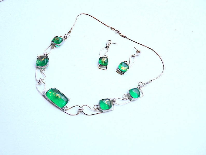 Parure in vetro verde e argento, composta da collana girocollo e orecchini, collana corta e orecchini abbinati, artigianale, immagine 7