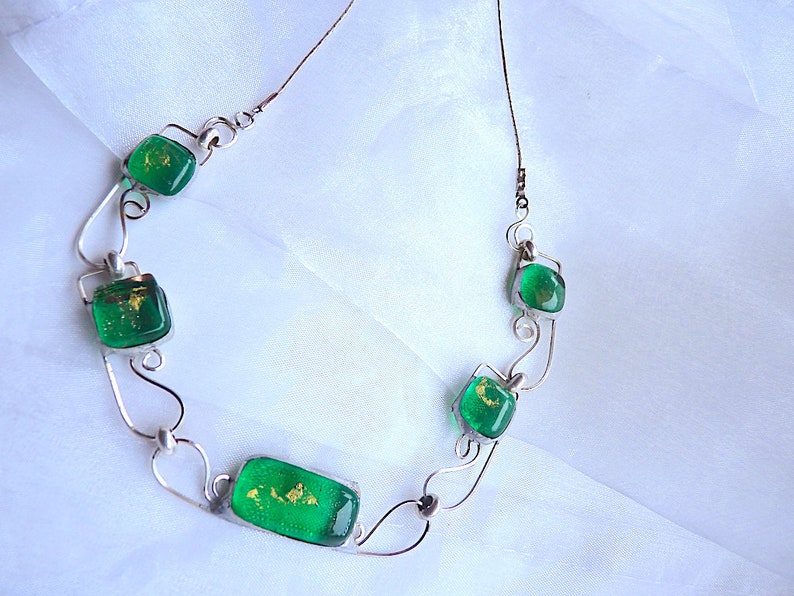 Parure in vetro verde e argento, composta da collana girocollo e orecchini, collana corta e orecchini abbinati, artigianale, immagine 8