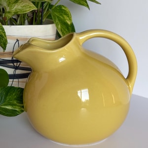 Jarra de cerámica vintage amarilla Hall: MCM Farmhouse Decor