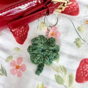 Crochet four leaf clover keychain in custom colours | bag charm, shamrock, luck, st Patrick’s day, maximalist