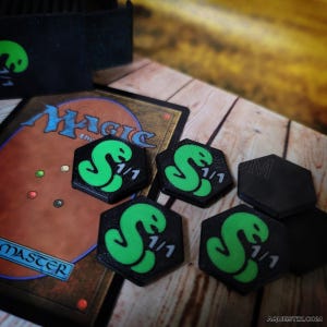 Compact Sized 1/1 Snake Tokens (set of 18) with Case for Magic The Gathering (MTG)