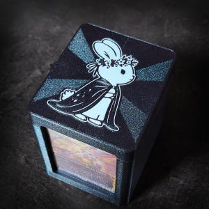 Deckbox Commander Ms. Bumbleflower com carregador superior para MTG (Magic the Gathering) EDH Bloomburrow