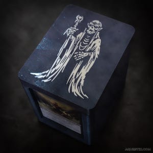 MTG Deckbox - Undead Lord, Zombie thematische Deckbox mit Toploader für Magic the Gathering