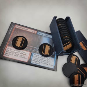 Może przedstawiać: Czarne i brązowe żetony z drzwiami z niebieskim pudełkiem do przechowywania, wyświetlane z kartą Magic: The Gathering. Żetony mają grafikę drzwi. Tekst karty zawiera "Smoky Lounge" i "Misty Salon".
