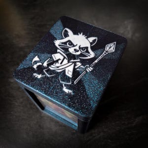 Coffre de pont commandant Bello, barde of the Brambles avec chargeur vertical pour MTG (Magic the Gathering) EDH Bloomburrow Raccoon