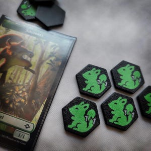 Jetons écureuil 1/1 de taille compacte (lot de 18) avec étui pour Magic The Gathering (MTG) - compatible avec Bloomburrow Squirreled Away