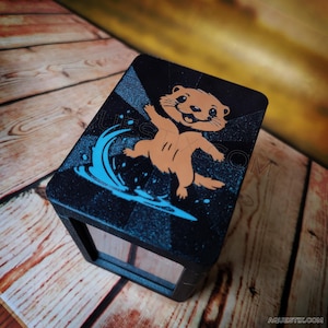 Otter Deckbox Commander Deckbox z Toploaderem do MTG (Magic the Gathering) EDH Bloomburrow, Bria Riptide Rogue, Alania Divergent Storm