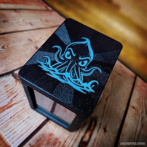 Caja de mazos de Commander con temática de monstruo marino y Kraken, con cargador superior para MTG (Magic the Gathering) EDH
