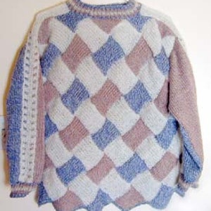 Könnte beinhalten: Ein langärmeliger Strickpullover mit einem sich wiederholenden Rautenmuster in den Farben Altrosa, Hellblau und Creme. Das Kleidungsstück hat einen gerippten Rundhalsausschnitt, gerippte Bündchen und einen gewellten Saum aus grobem Garn.