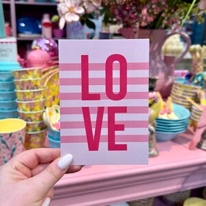 Postkarte „Love“ Streifen | Karte mit Streifen, Liebe in allen Sprachen, Karte zum Valentinstag, Muttertag, Jahrestag, Karte zur Hochzeit