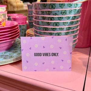 Postkarte „Good vibes only.“ | Motivationskarte, Karte mit Smiley, Karte für good vibes, Karte für Freundin, Gute Laune Karte, Herzen