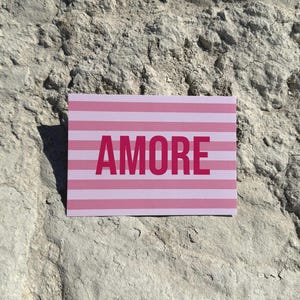Postkarte "Amore" gestreift | Rosa Streifen, Statement, Geschenkidee zum Valentinstag oder Jahrestag, Karte für Verliebte, Italien, Love