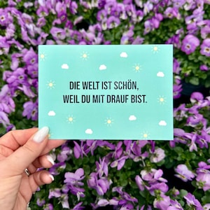 Postkarte „Die Welt ist schön, weil du mit drauf bist.“ | Freundschaft, Kompliment, Grußkarte, Sonne & Wolken, Liebe, Motivation, Muttertag