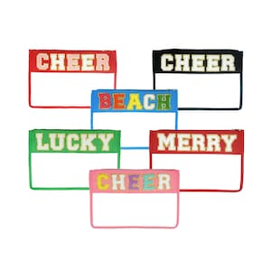 Può includere: Sei pochette con cerniera colorate con finestre in plastica trasparente. Le pochette hanno le parole "CHEER", "BEACH", "LUCKY", "MERRY" e "CHEER" stampate su di esse.