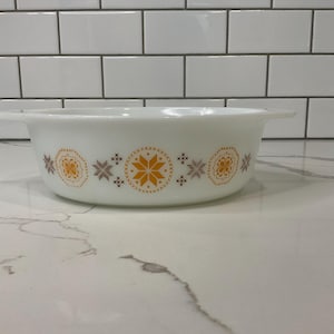 Cozy & Classic! Vintage Pyrex Town and Country 1.5 Qt Oval Casserole Dish