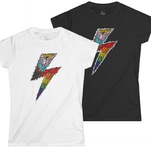 Bandera del Progreso, Camiseta Softstyle de Corte Femenino, Rayo, Colección Despierta tu Orgullo