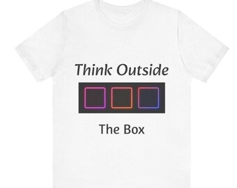 Camiseta Piensa fuera de la caja.  Esta camiseta de alta calidad está confeccionada con un algodón suave, ligero y transpirable. Escote redondo.