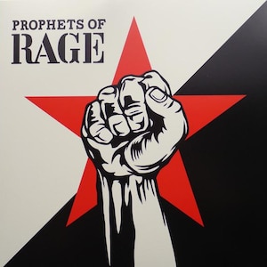 Może przedstawiać: Czarno-biała ilustracja uniesionej pięści przed czerwoną gwiazdą na czarno-białym tle. Tekst "PROPHETS OF RAGE" znajduje się w górnej części obrazu.