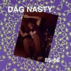 Puede incluir: Una fotografía en blanco y negro de una persona sentada en una silla. La foto está titulada "DAG NASTY 85-86".
