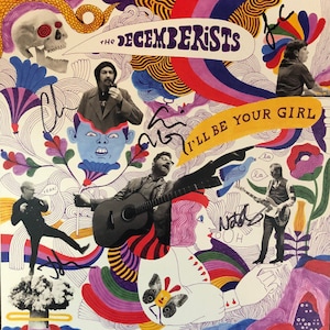 Puede incluir: Portada del álbum "I'll Be Your Girl" de The Decemberists. La obra de arte presenta un collage de ilustraciones, incluyendo miembros de la banda, una calavera y patrones psicodélicos. El título del álbum está en una pancarta amarilla.
