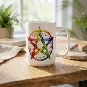 Peut inclure: Un mug en céramique blanche orné d'un motif de pentagramme arc-en-ciel aux couleurs vives centré sur le devant. L'étoile est entourée d'un cercle décoré de petites étoiles colorées dispersées tout autour du périmètre du symbole principal.