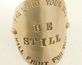 Éxodo 14:14 Quédate quieto - Anillo con versículo bíblico grabado a mano / Oro laminado de 14k y plata de ley