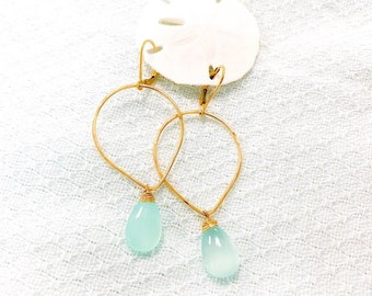 Sunkissed with Aqua -- Boucles d'oreilles goutte d'eau modernes en calcédoine turquoise en or 14 carats