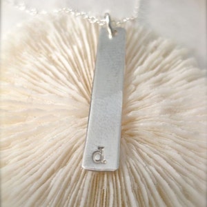 Collar de Charm de Barra de Plata de Ley - Inicial de Barra Larga en Plata de Ley