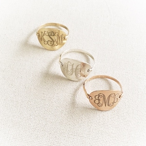Signetring – Monogrammärkt med kursiv skrift | Sterlingsilver, roséguld och guldfyllning