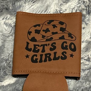 Bekerhouder van imitatieleer - 'Let's Go Girls' lasergegraveerde cowgirlhoed met koeprint