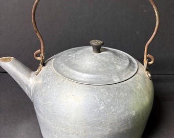 Hervidor de agua antiguo WearEver de aluminio de 5 cuartos de galón, estilo rústico.