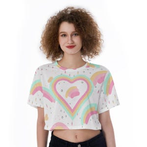 Kawaii Rainbow Heart Crop Top: Pastel Graphic Tee for Yoga & Gym
