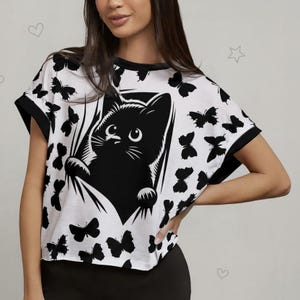 Camiseta de yoga holgada con estampado de gato y mariposas en la espalda abierta