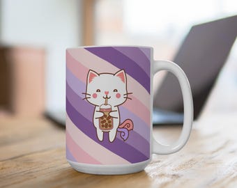 Può includere: Tazza in ceramica bianca con un gatto dei cartoni animati che beve tè boba, su uno sfondo di strisce diagonali viola e rosa. La tazza ha un manico bianco e si trova su una superficie di legno.